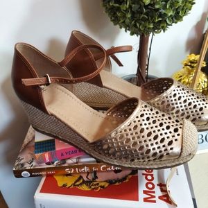 Cleé Gold & Brown Esparadille Platforms Size 9